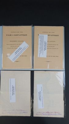 trois feuilles de papier sont empilées les unes sur les autres