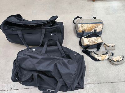 deux sacs posés par terre l'un à côté de l'autre