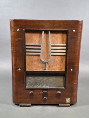 une radio à l'ancienne posée sur un meuble en bois