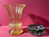 deux vases en verre posés sur une surface rose