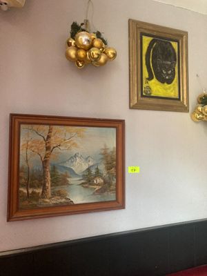 de nombreuses photos accrochées au mur de ce restaurant