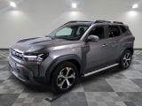 La nouvelle Toyota RAV4 2021 est exposée dans un showroom