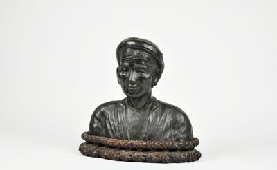 une image représentant la statue d'un homme avec une corde autour du cou