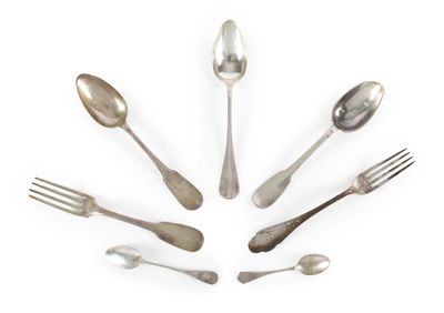 un grand nombre de cuillères et de fourchettes disposées en cercle