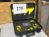 une valise noire sur laquelle figure un logo jaune et noir