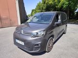 La camionnette grise est garée sur le bord de la route.