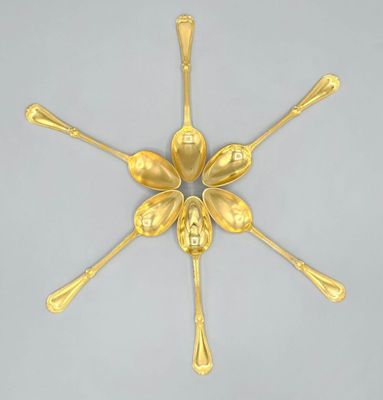 gold spoons and spoon spoons arranged in the shape of a snowflake