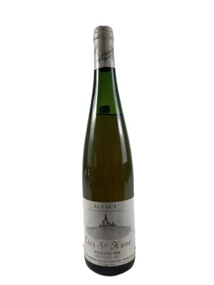 une image représentant une bouteille de vin blanc sur fond blanc