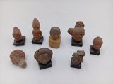 tout un tas de sculptures de toutes sortes sur la table