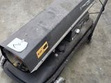 une machine posée sur le sol dans un entrepôt