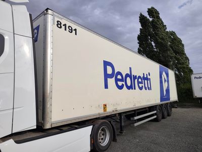 un camion semi-remorque garé dans un parking