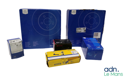 trois boîtes contenant du matériel électronique, placées les unes à côté des autres
