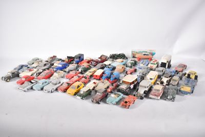beaucoup de petites voitures posées sur une surface blanche