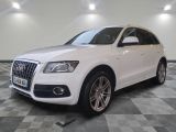 l'audi suv blanc est garé sur un carrelage à carreaux