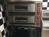 trois fours superposés dans une cuisine