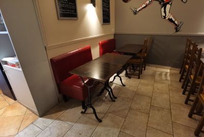 3 tables en bois circulaires, 56 chaises en bois,