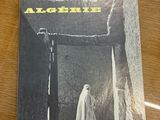 la couverture d'un magazine sur laquelle figure la photo d'une femme vêtue d'une robe blanche