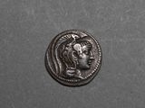 une pièce d'argent représentant une femme