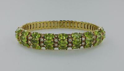 Bracelet ouvrant or serti de péridots et de diamants (enviro…