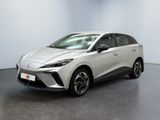 Une Toyota C-HR blanche est garée dans une grande pièce