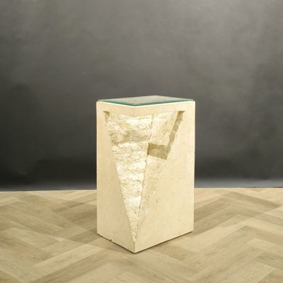table d'appoint en béton et en verre posée sur un parquet en bois de hêtre