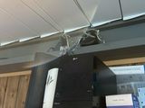 un téléviseur posé sur une étagère dans une pièce