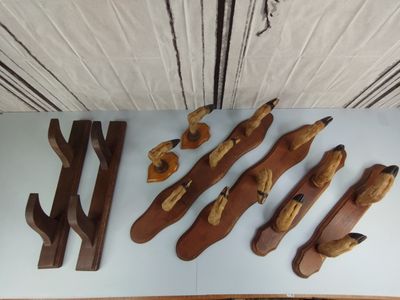 Trois paires de rateliers muraux bois et pattes de chevreuil…