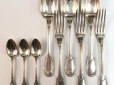 beaucoup de cuillères en argent et de cuillères sur la table