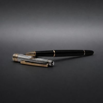 un stylo noir et doré posé sur une surface noire