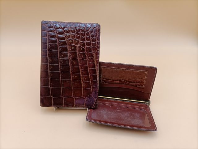Portefeuille croco marron. On y joint un porte carte croco. Trace