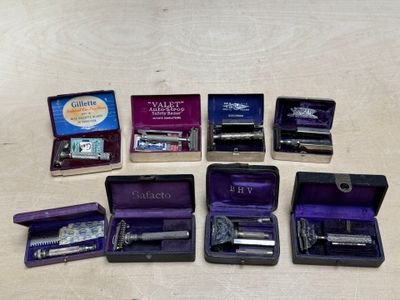 plusieurs types de rasoirs dans un étui violet posé sur une table