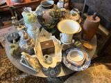 une table sur laquelle sont disposés de nombreux vases et bols