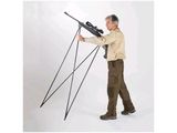 un homme tenant un fusil posé sur un trépied