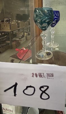 une affiche posée sur une étagère en verre dans la vitrine d'un magasin