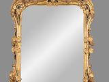 un miroir à cadre doré orné d'un motif floral