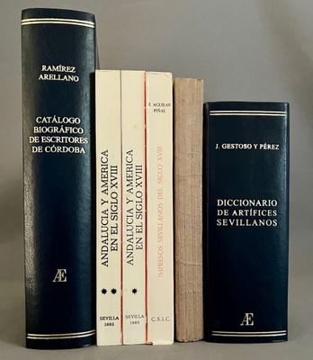 trois livres posés l'un à côté de l'autre sur une table