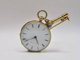 une montre à gousset en or à laquelle est attachée une clé