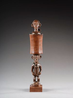 une image représentant une sculpture en bois d'un homme tenant un objet en bois