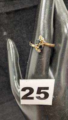une bague à une main, avec une étiquette de prix accrochée dessus