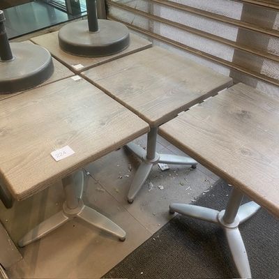une table avec deux chaises et une table sur laquelle se trouve une lampe