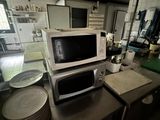 un micro-ondes posé sur un comptoir dans une cuisine