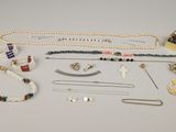 plusieurs bijoux, notamment un collier, un bracelet, une broche et d'autres articles