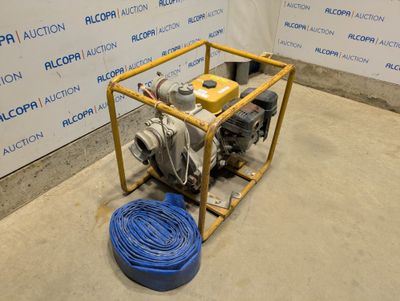 une photo représentant une pompe à eau et un tuyau devant un mur
