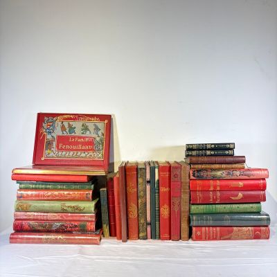 un grand nombre de livres posés sur une table
