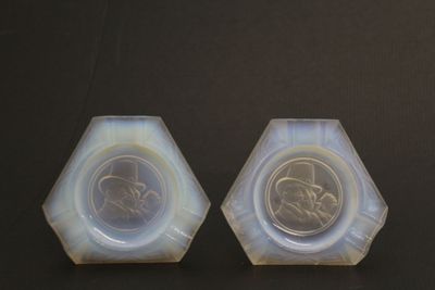 Paire de cendriers triangulaires en verre opalescent à décor…