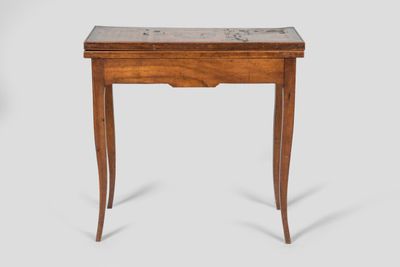une petite table en bois surmontée d'un tiroir