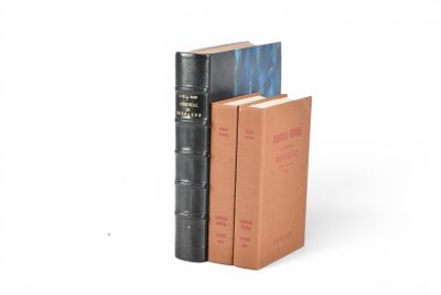 deux livres posés l'un à côté de l'autre sur une surface blanche