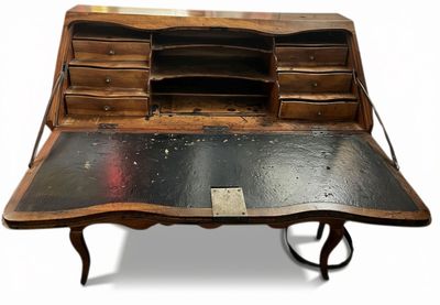 un bureau avec un plateau noir et un plateau en bois