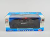une petite voiture de police en jouet dans une boîte, posée sur une surface blanche