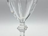 un verre posé sur une table